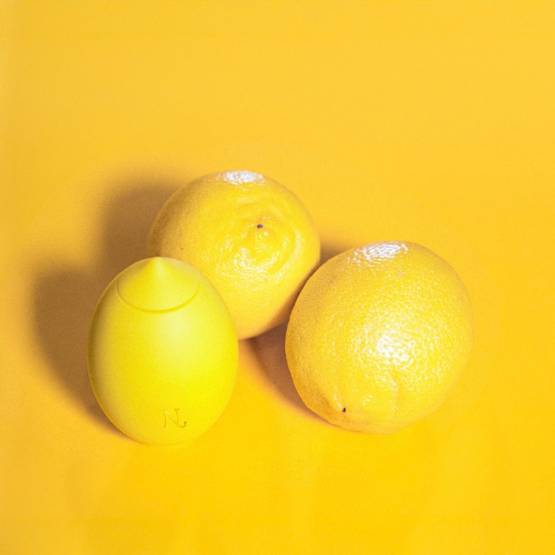 Lemon Clitoral Vibrator — w ręce